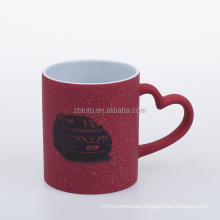 Taza mágica stoneware de color que cambia la taza de 11 oz de corazón con diseño